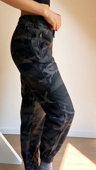Aritzia TNA camo pants - Picture 3 of 9